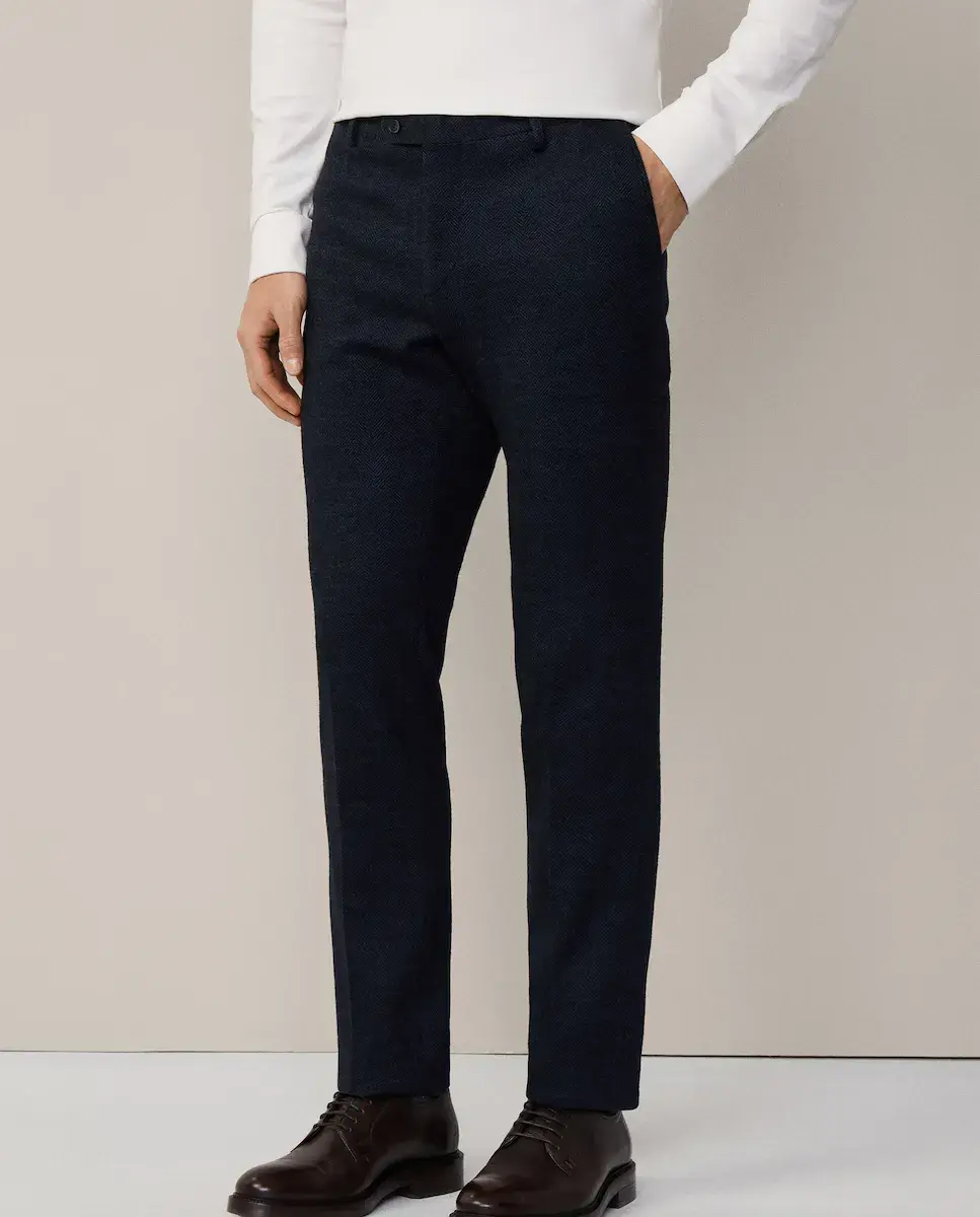 

Мужские брюки чинос узкого кроя из ткани с рисунком «елочка» Hackett, темно-синий