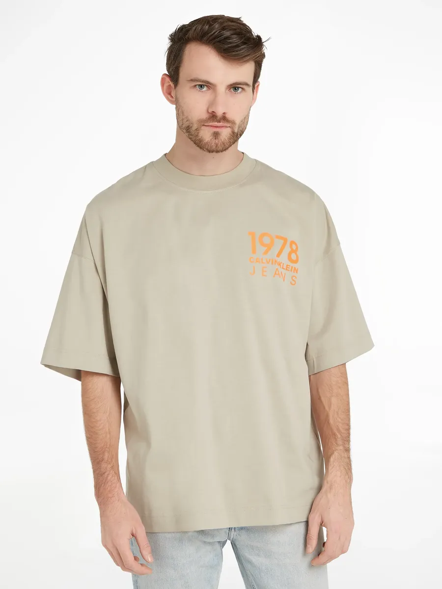 

Футболка Calvin Klein Jeans "ФУТБОЛКА С ЖИРНЫМ ЛОГОТИПОМ VARSITY TEE", бежевый