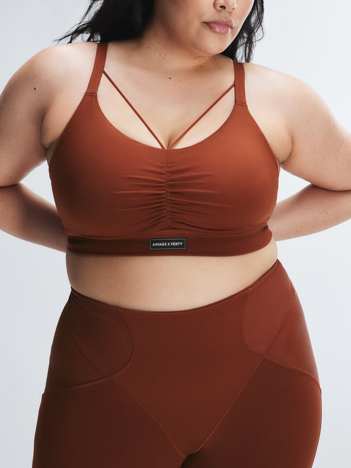 

Спортивный бюстгальтер Savage X Fenty Curve Alert Medium-Impact, цвет Brownie Points