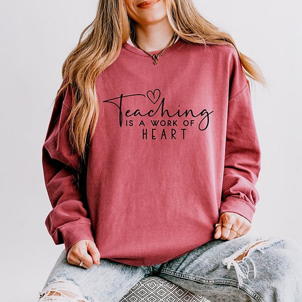 

Свитшот Teaching is a work of heart легкий, окрашенный в готовом виде Simply Sage Market, Crimson