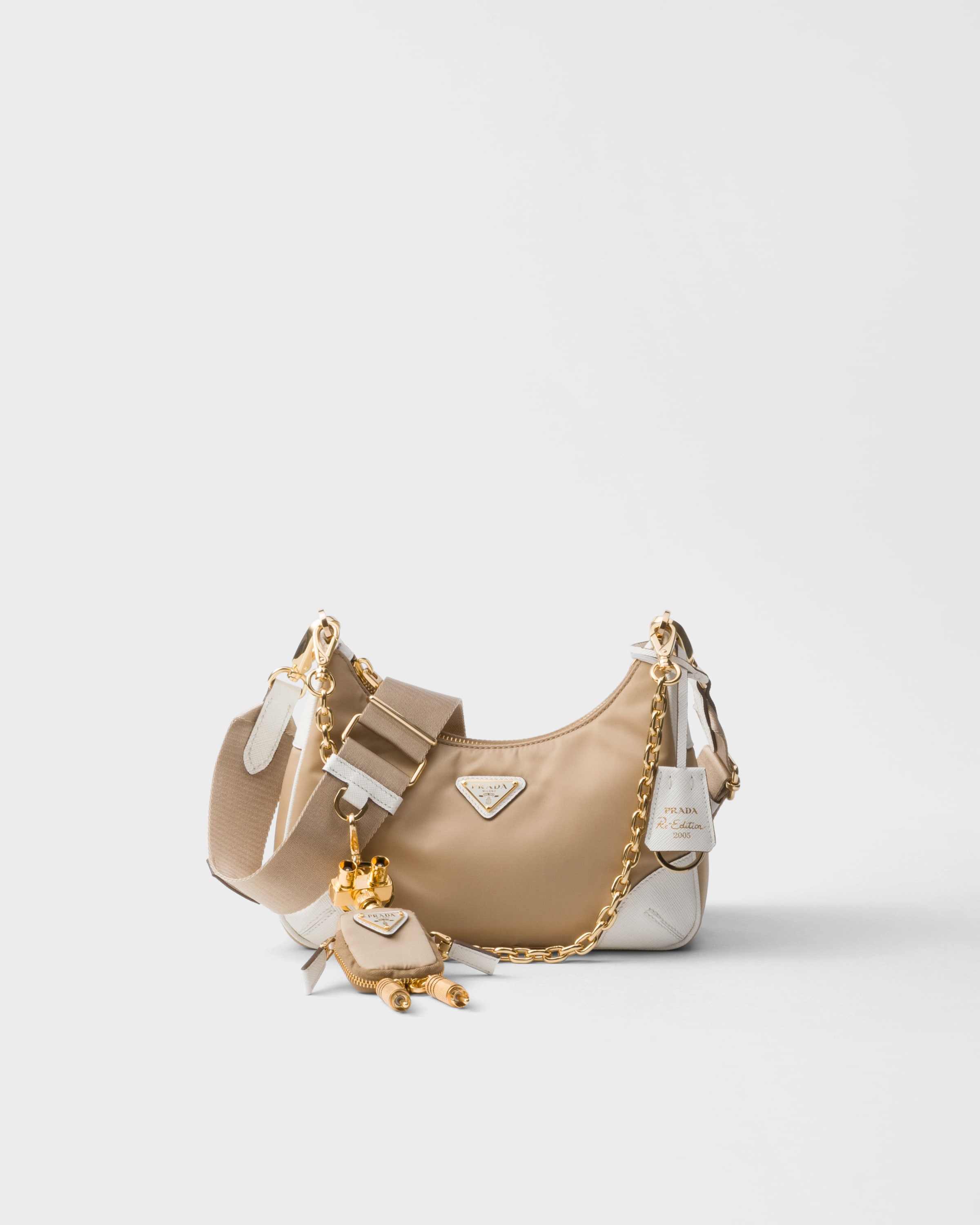 

Сумка Prada Re-Edition 2005 из материала Re-Nylon и кожи Saffiano с подвеской, бежевый