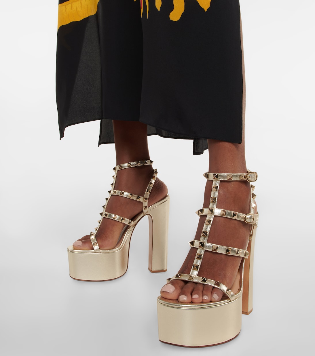 Сандалии Rockstud из кожи на платформе Valentino Garavani, Platino — фото 4