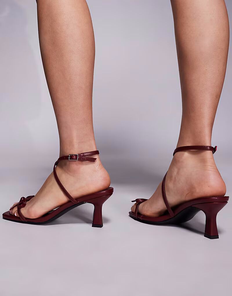 Public Desire Wide Fit босоножки на каблуке-рюмочке с бантом красного цвета в бордовом цвете — фото 4