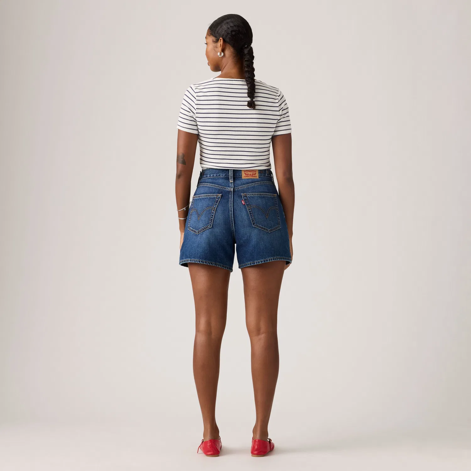 Легкие женские шорты средней длины с затяжкой Levi's, Medium Wash — фото 4