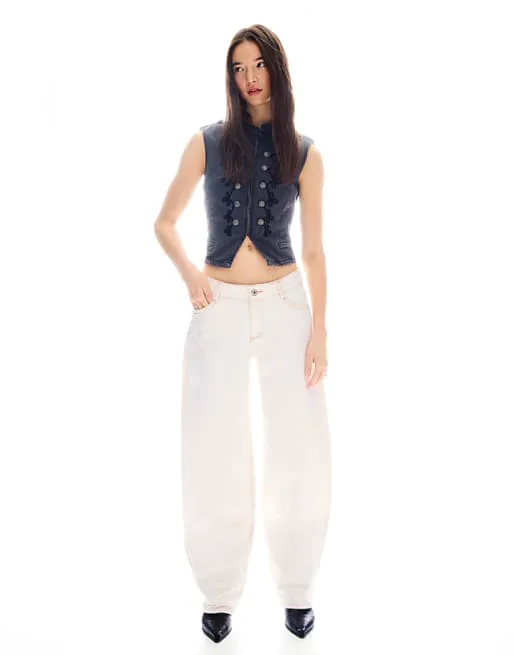 

Бежево-бежевые мешковатые джинсы Bershka Petite с низкой посадкой