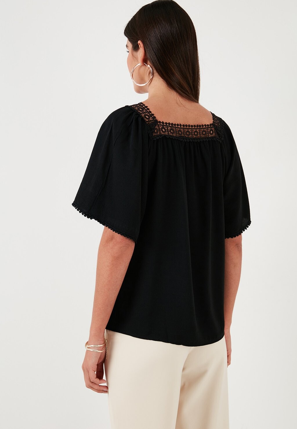 

Блузка Regular Fit LELA, черная