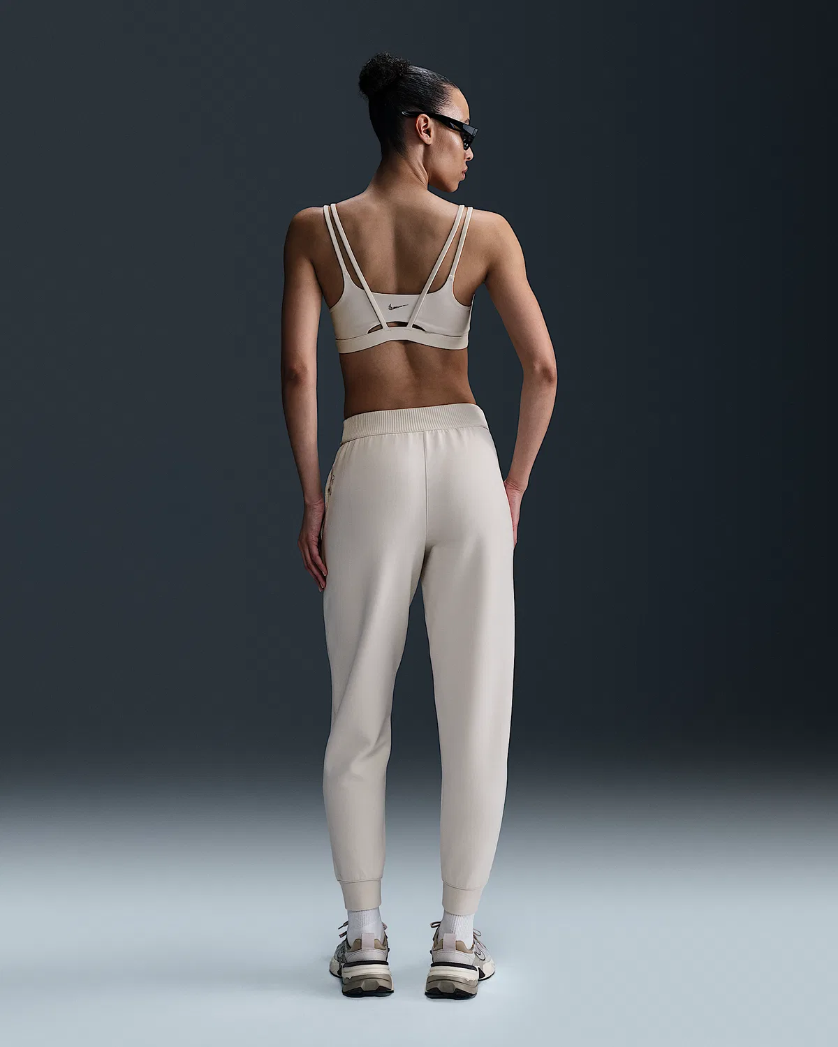 Женские джоггеры Nike 24.7 ImpossiblySoft Dri-FIT со средней посадкой, Light Orewood Brown/Sail/Light Iron Ore — фото 4