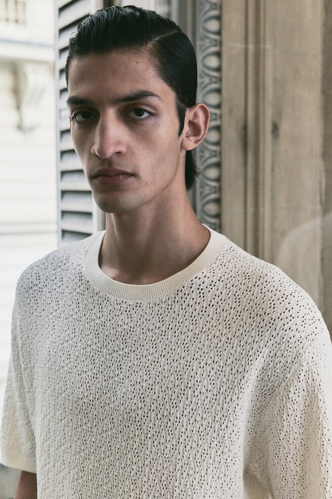 

Футболка из структурированного трикотажа прямого кроя. H&M, белый