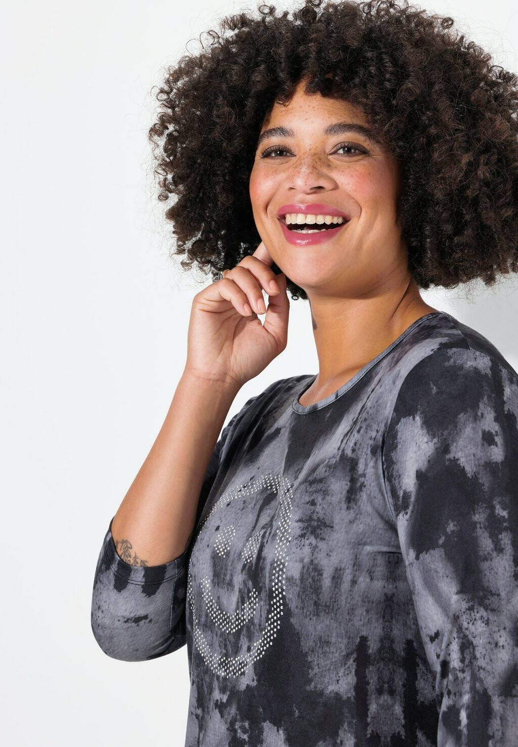 

Топ с длинными рукавами STRAIGHT CUT SMILEY BATIK PATTERN Angel of Style, черный