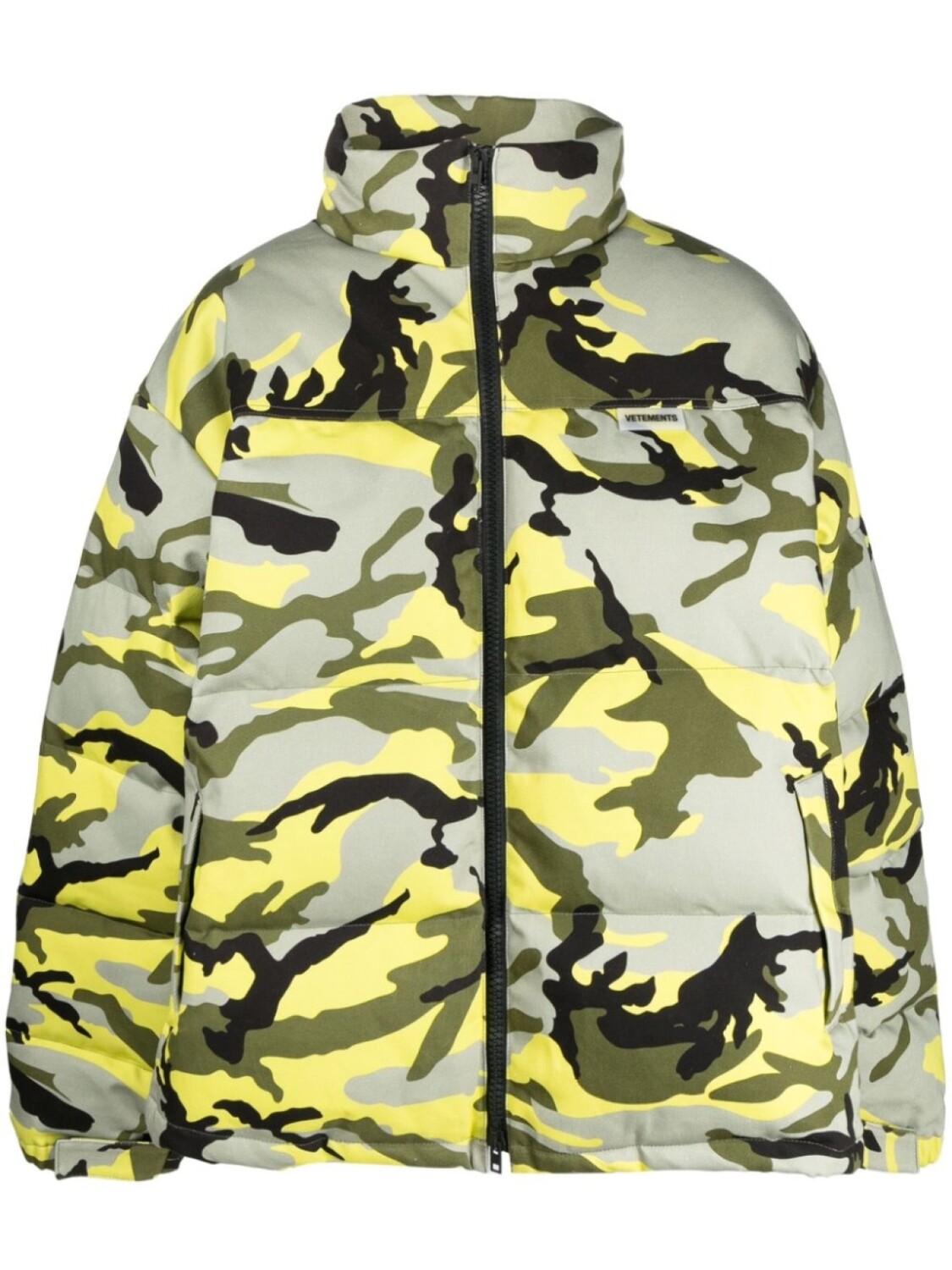 

VETEMENTS пуховик с камуфляжным принтом, зеленый