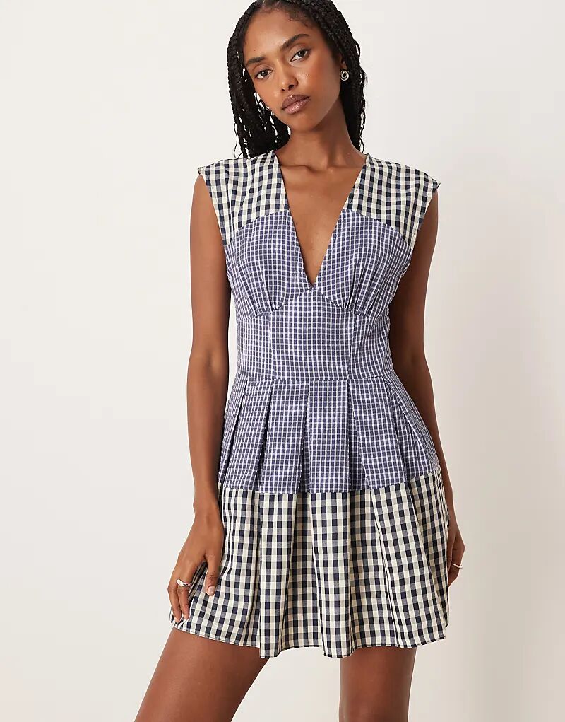 

Платье мини-кроя ASOS DESIGN с V-образным вырезом и расклешенной юбкой в ​​контрастную темно-синюю клетку