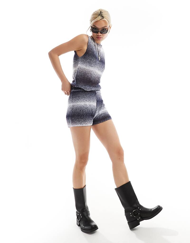 

COLLUSION – Трикотажные шорты серого цвета с цветовым градиентом, комбинированная деталь