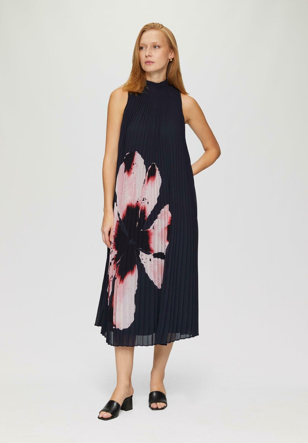 

Дневное платье PLISSEE MIT BLUMEN-PRINT s.Oliver BLACK LABEL, темно-синий
