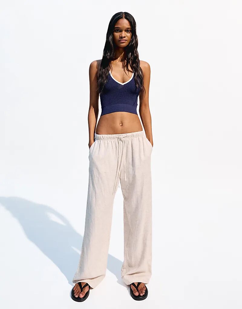 

Брюки Bershka из смесовой льняной ткани с эластичным поясом в белом кремовом цвете