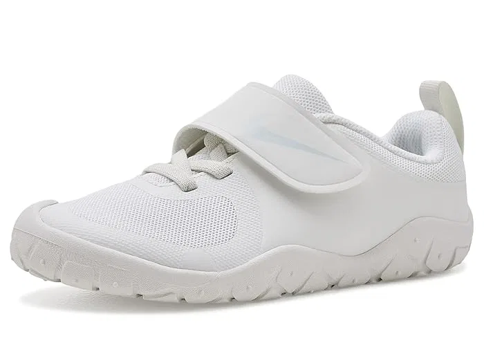 Кроссовки беговые Swoosh 1 Essential Nike Kids, White/Pure Platinum/Summit White