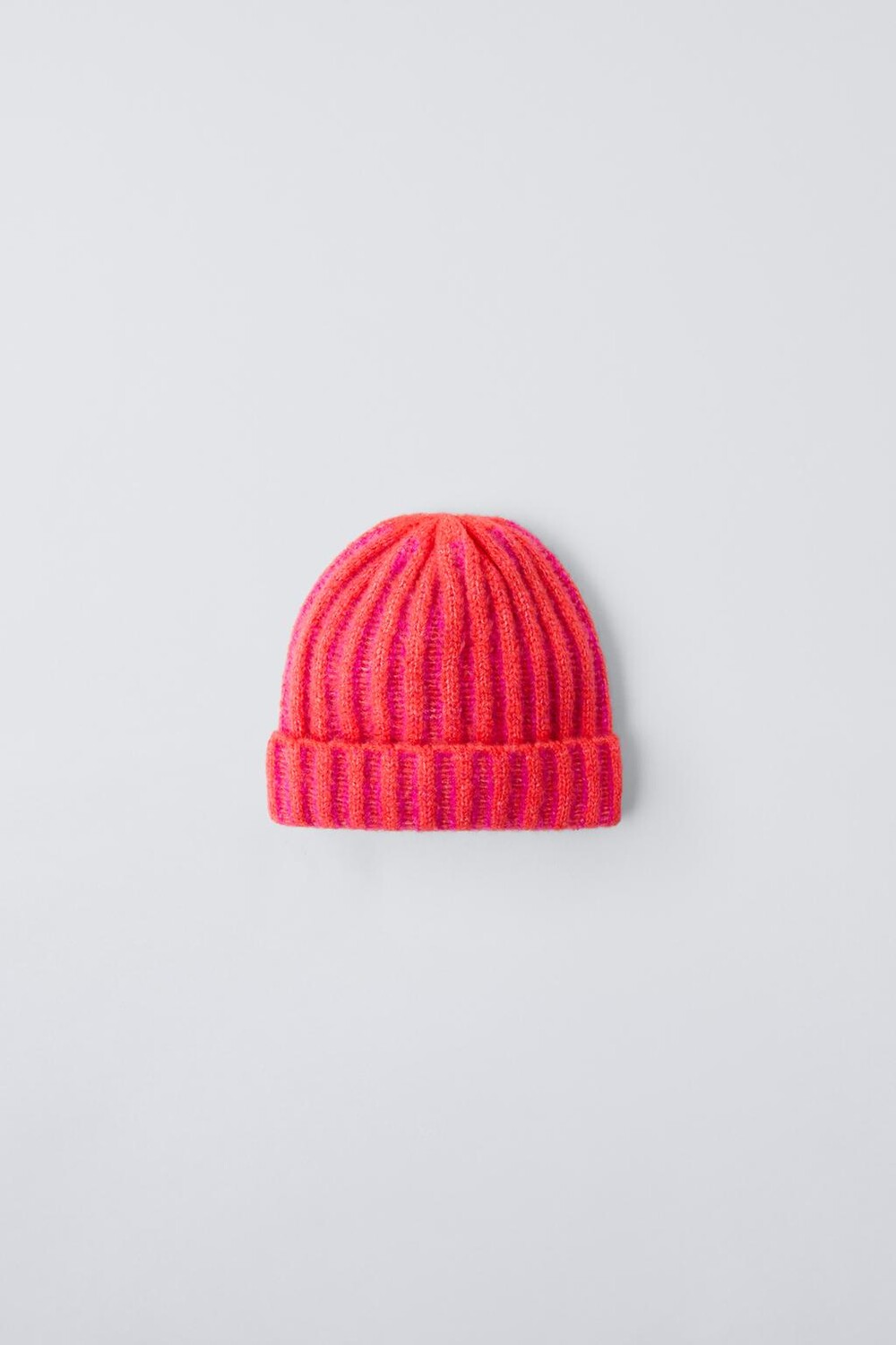 

Вязаная шапка из лыжной коллекции ZARA, цвет neon pink