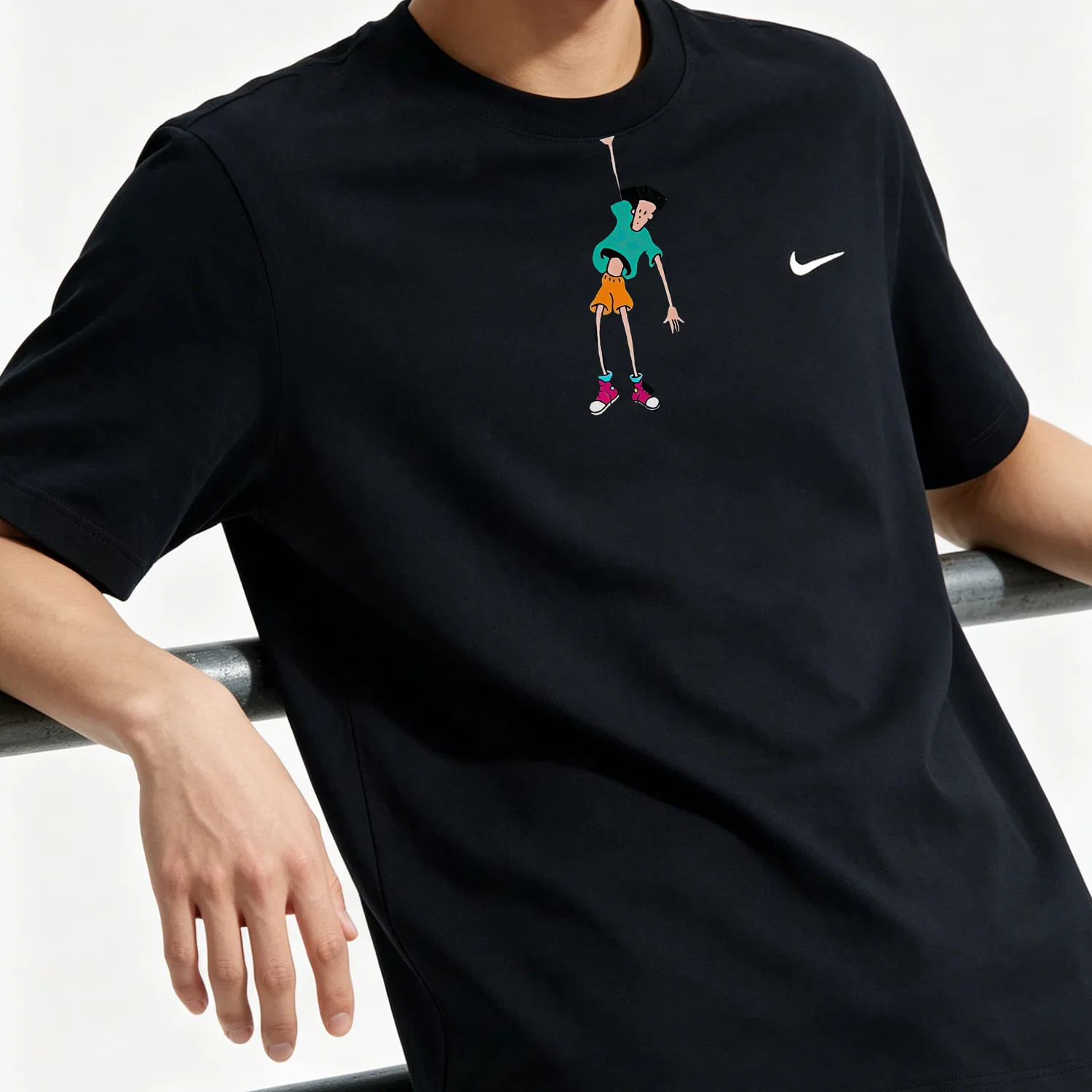 Футболка Nike Sportswear черная свободного кроя — фото 4