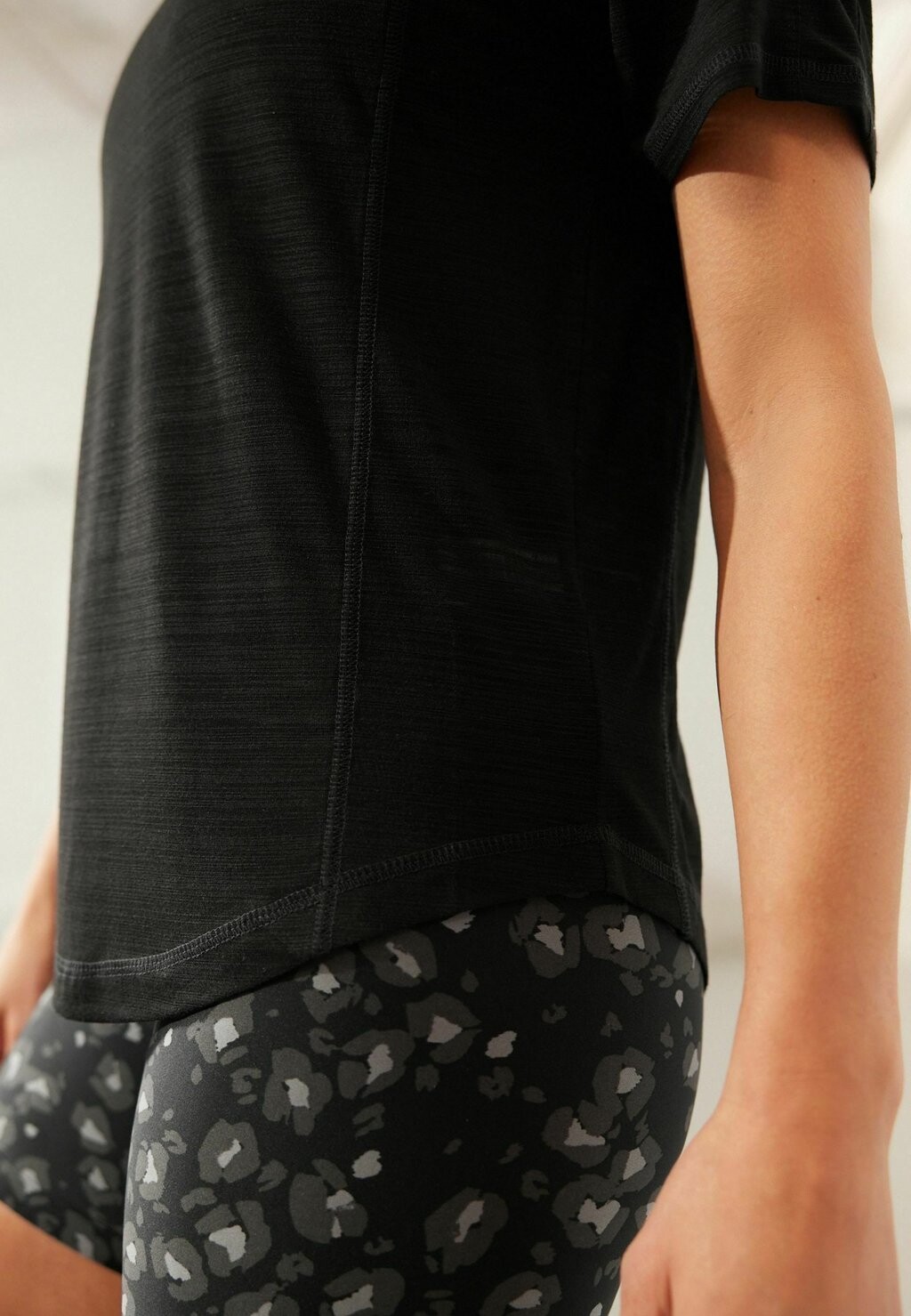 

Простая футболка SHORT SLEEVE V NECK Next, черный