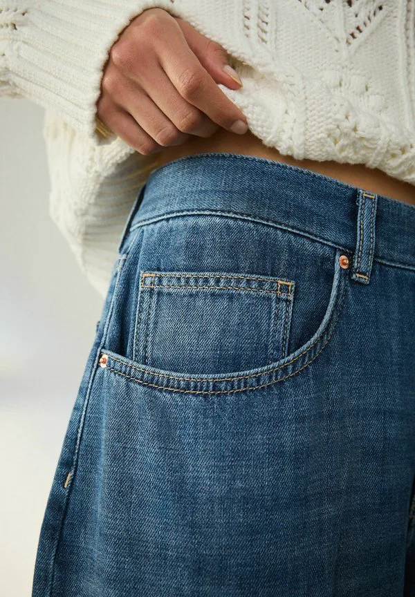Высокий силуэт, складки спереди, широкие штанины. Next, Mid Blue Denim