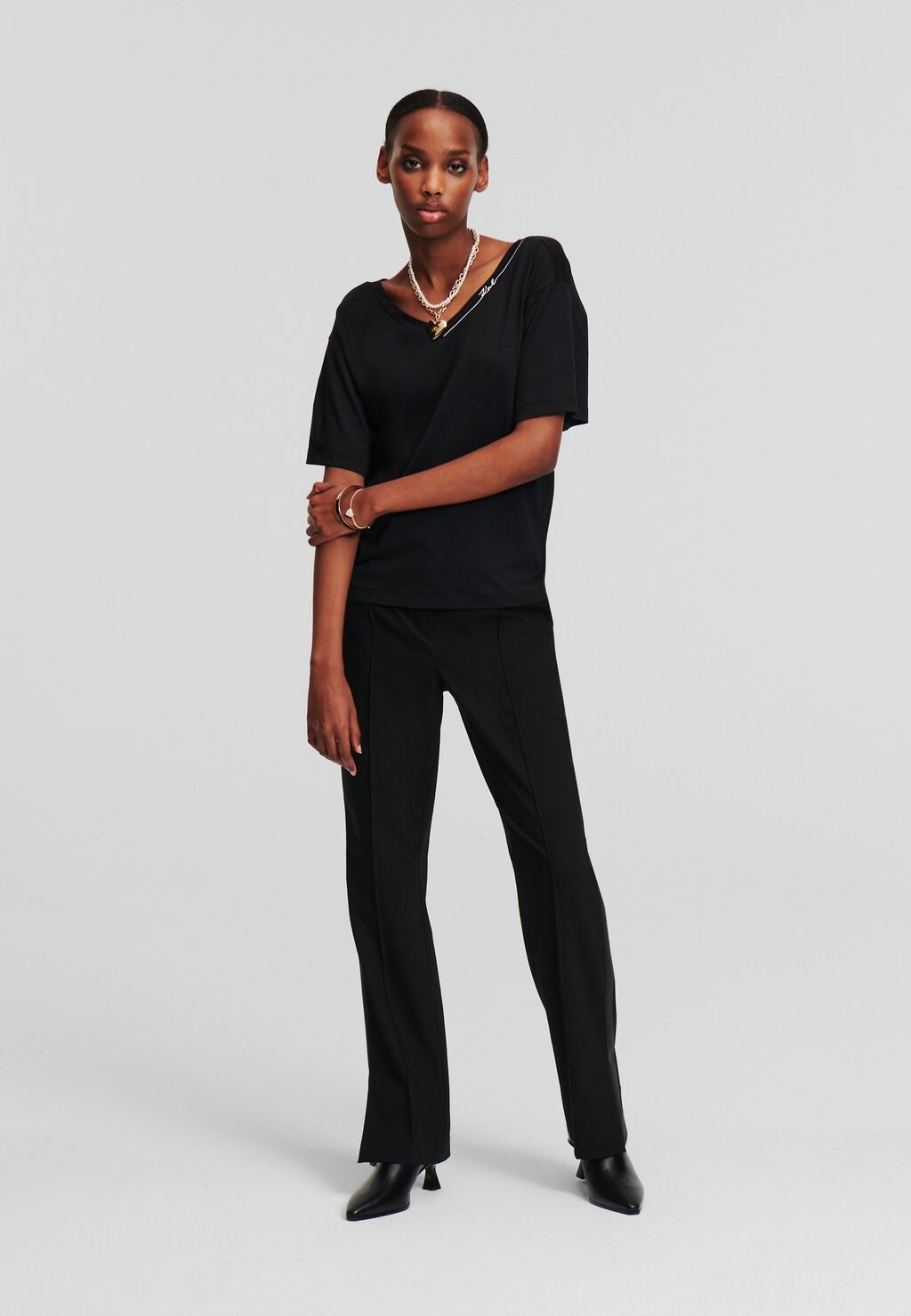 

Базовая футболка Signature V-Neck KARL LAGERFELD, черная