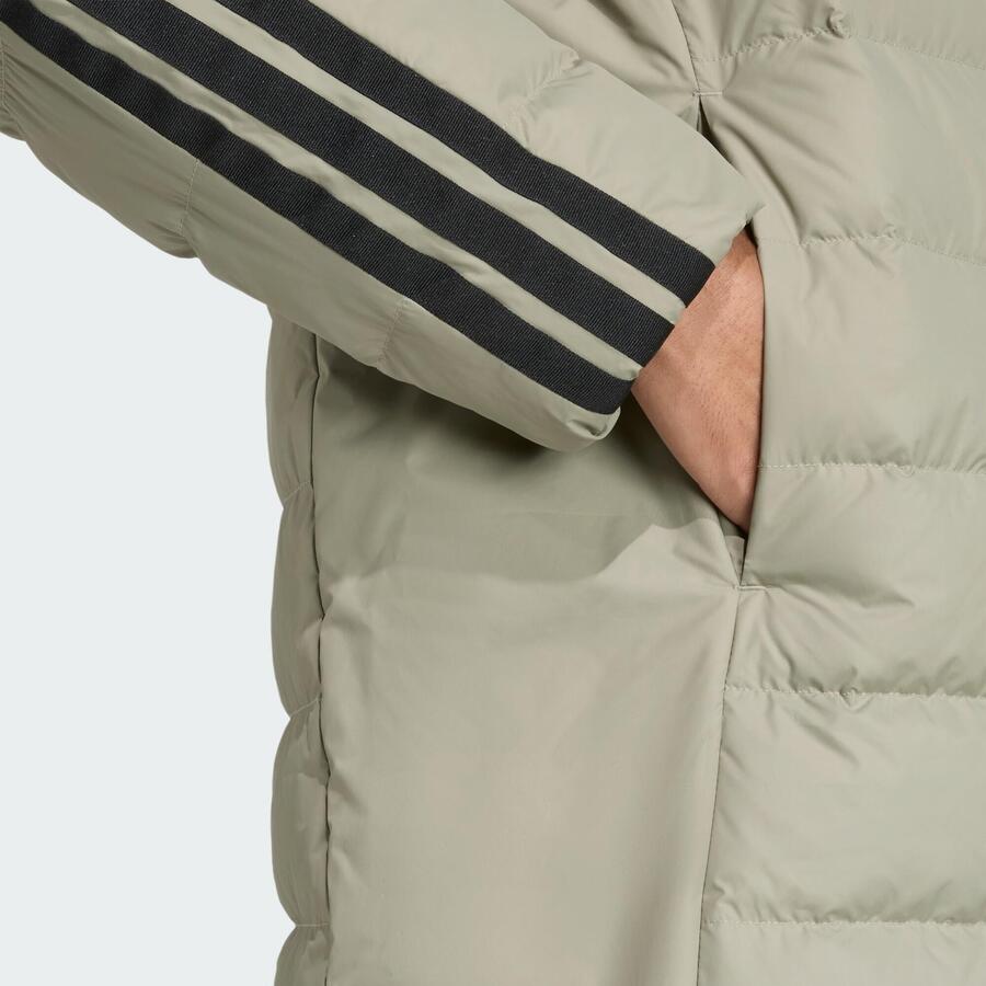 ADIDAS Легкая пуховая парка Essentials CLIMAWARM с тремя полосками и капюшоном — фото 4