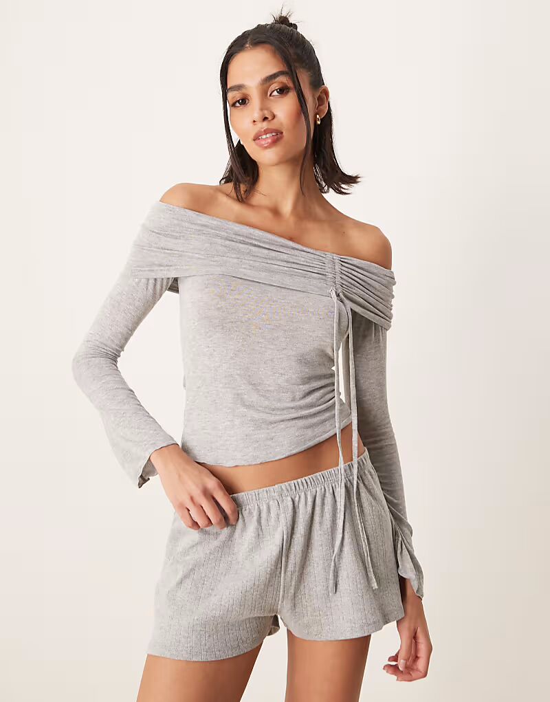 

Топ Gina Tricot с открытыми плечами, рюшами и расклешенными рукавами из светло-серого меланжа