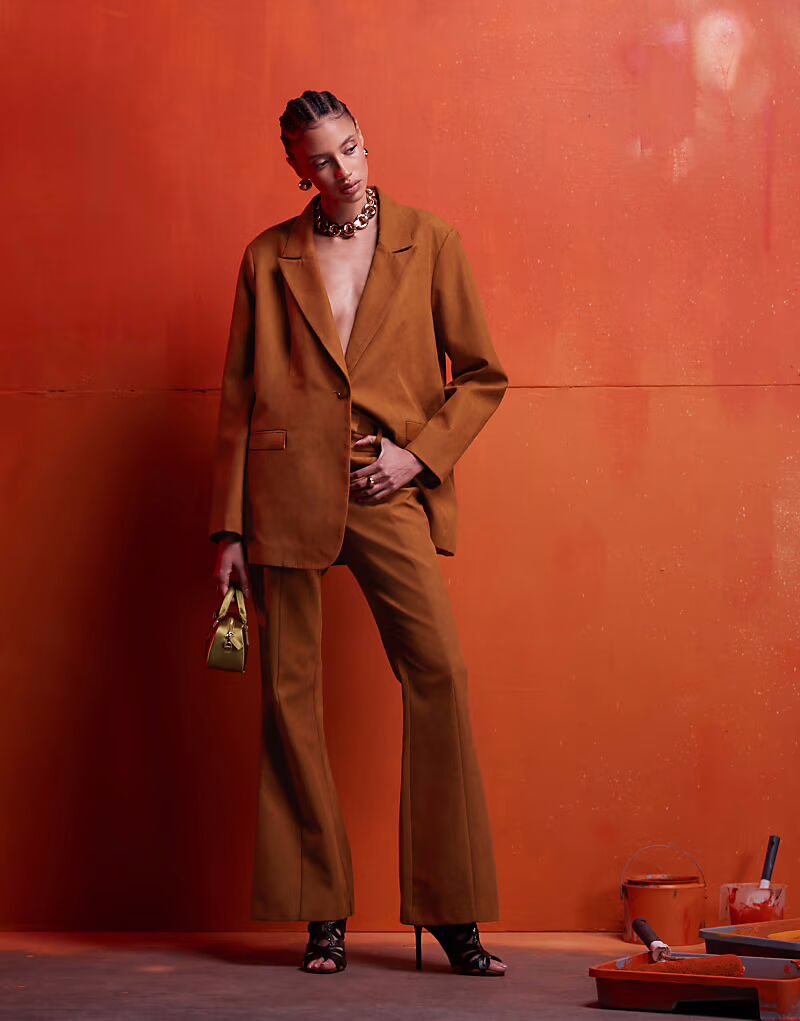 

Элегантные расклешенные брюки ASOS DESIGN из искусственной замши цвета ржавчины, комплект