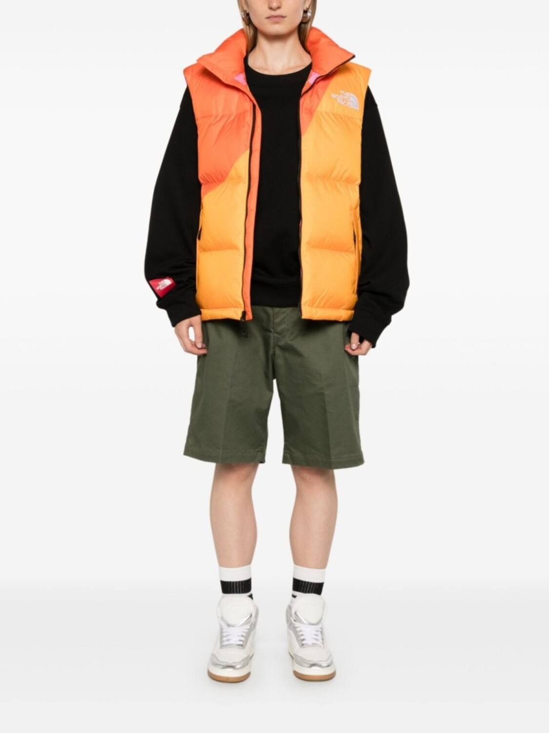 

The North Face дутый жилет из коллаборации с Yinka Ilori, оранжевый