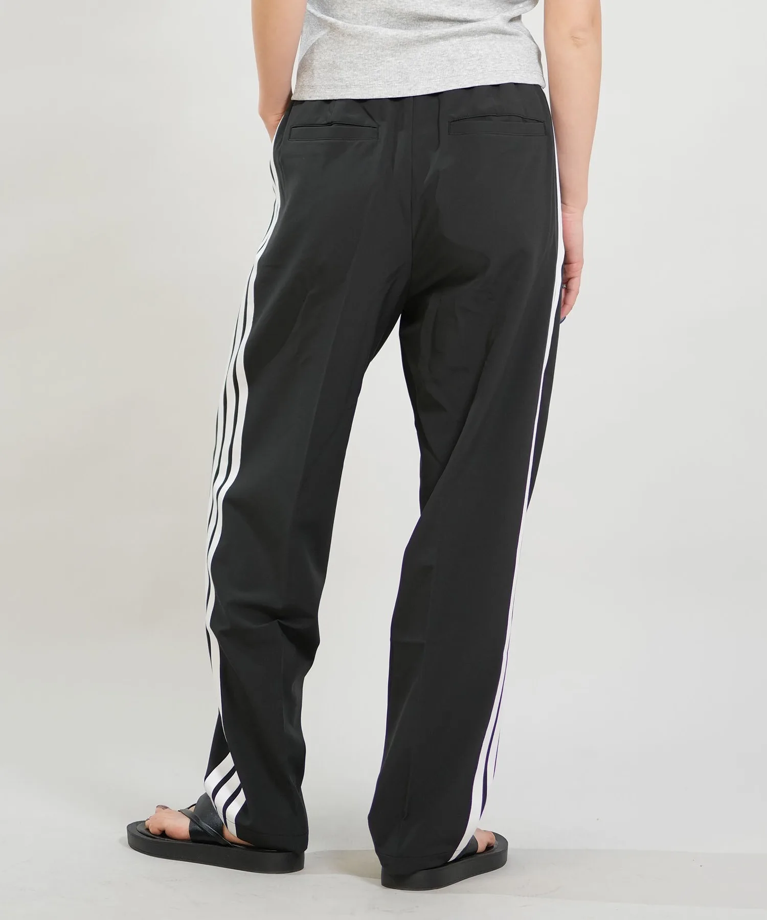 Женские брюки с защитой от солнца и влаги adidas W COMMUTER STRETCH TAPERED PANTS UPF50+ MLU18 бежевые — фото 3