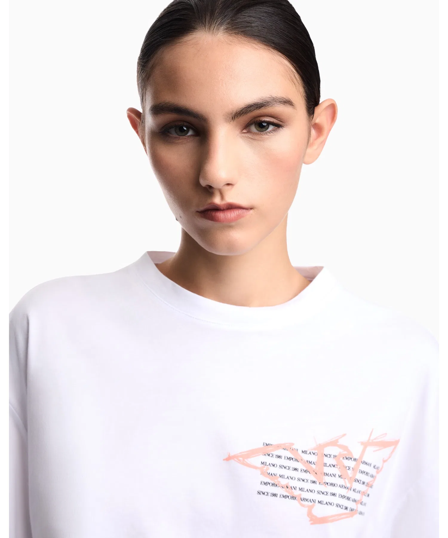 Женская укороченная футболка из хлопка EMPORIO ARMANI с логотипом белая — фото 3