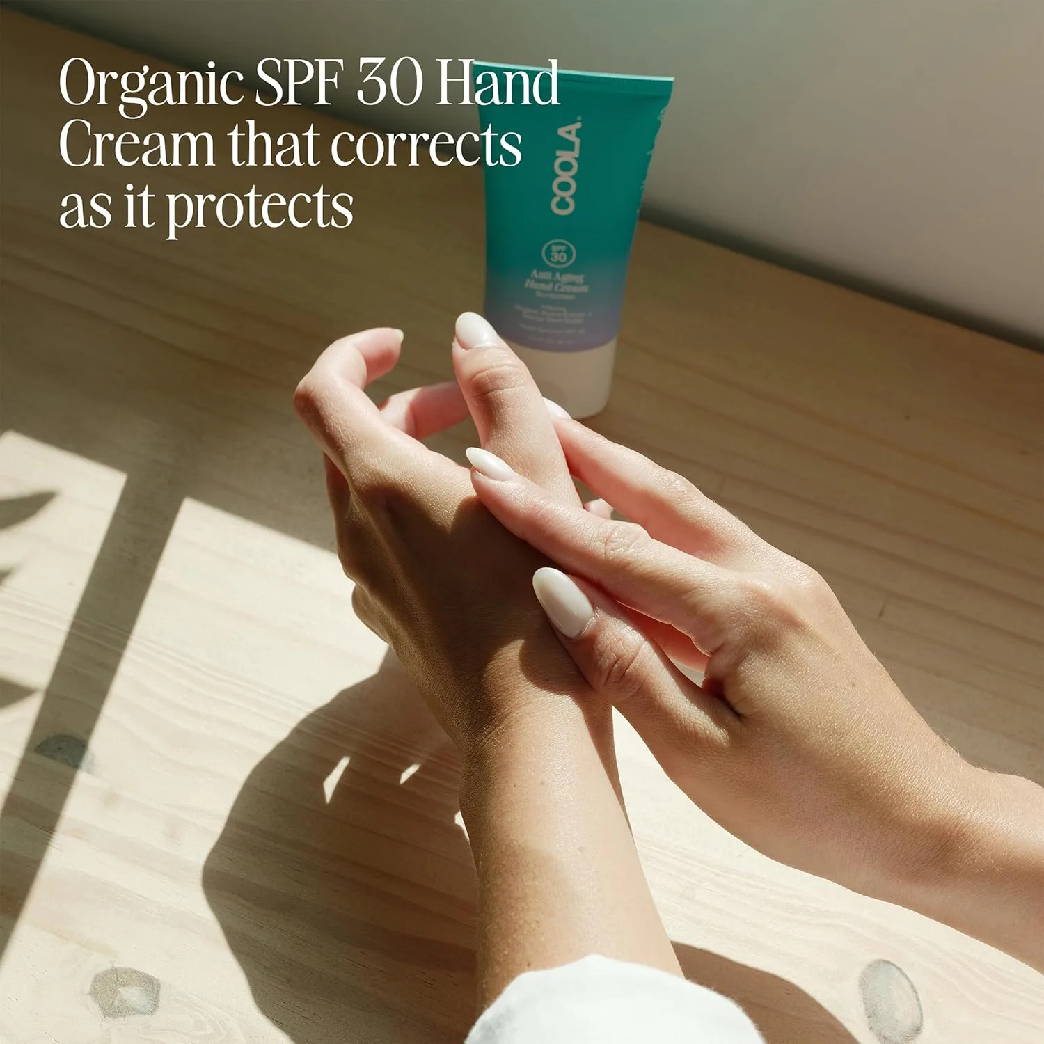 Антивозрастной крем для рук COOLA с SPF 30, протестирован дерматологами, содержит масло семян манго, витамин Е, органическую арнику, глубоко питает, заметно разглаживает кожу, 60 мл. — фото 2