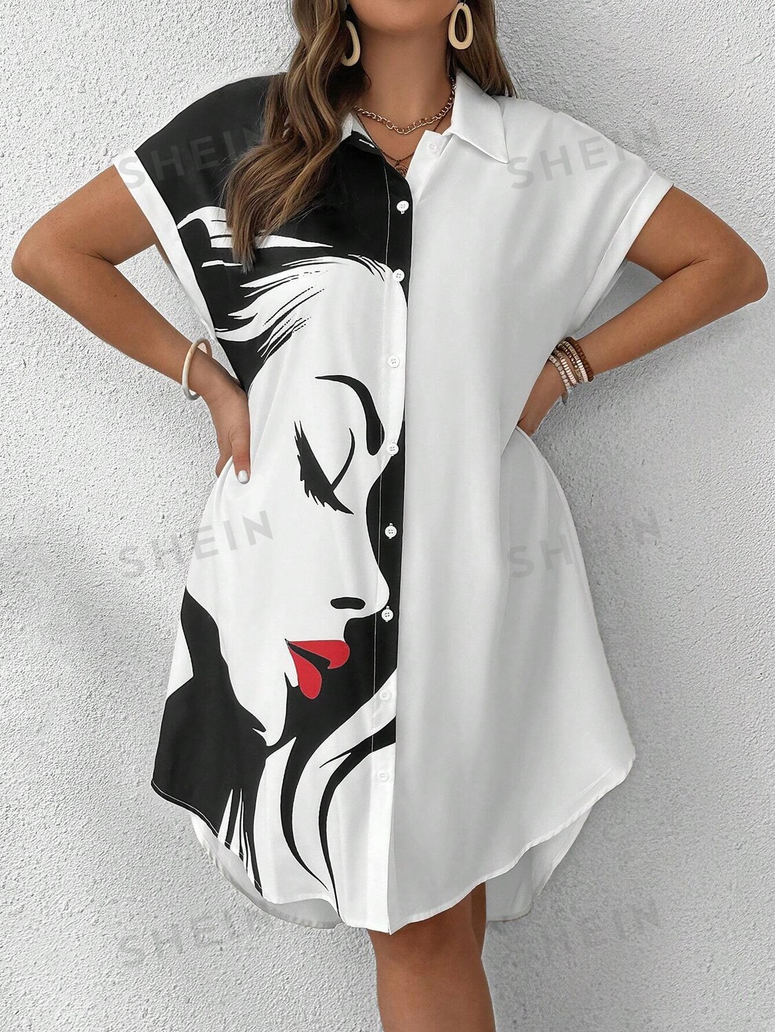 

LUNE Портрет Красные губы и вид сбоку Воротник на пуговицах с короткими рукавами и цветными блоками Платье больших размеров Платье Shein, черно-белый