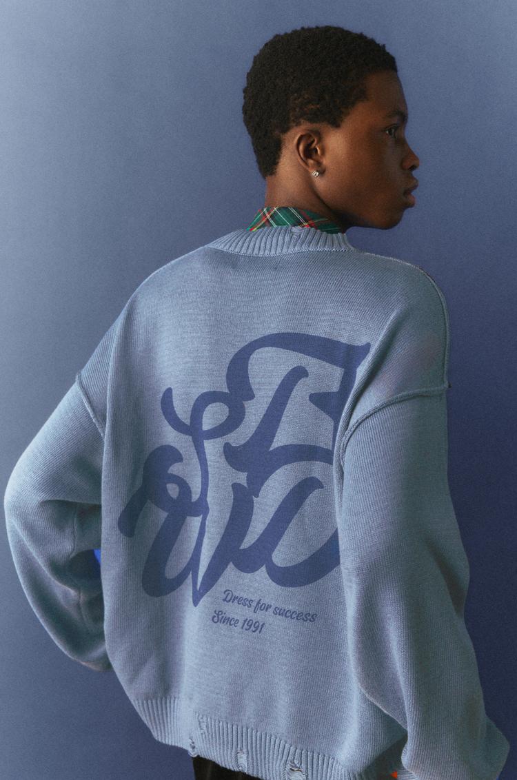 

Рваный джемпер с заклепками Pull And Bear, синий