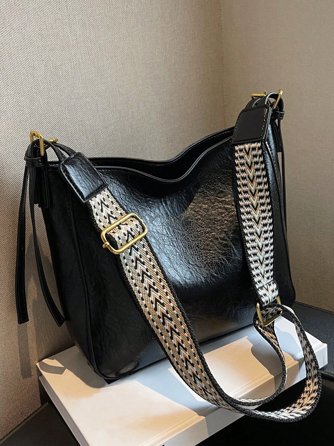 

Сумка-хобо женская минималистичная, черный