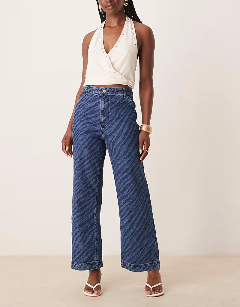 

Укороченные джинсы ASOS DESIGN широкого кроя с лазерным принтом «зебра» в средне-синем цвете