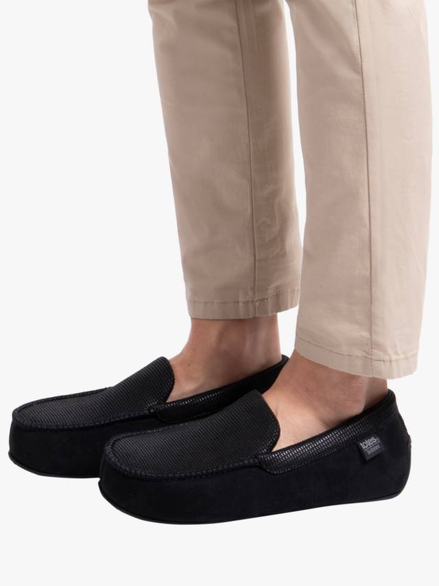 Мужские мокасины isotoner с квадратным рисунком smart moccasin slippers  totes, черный — фото 2