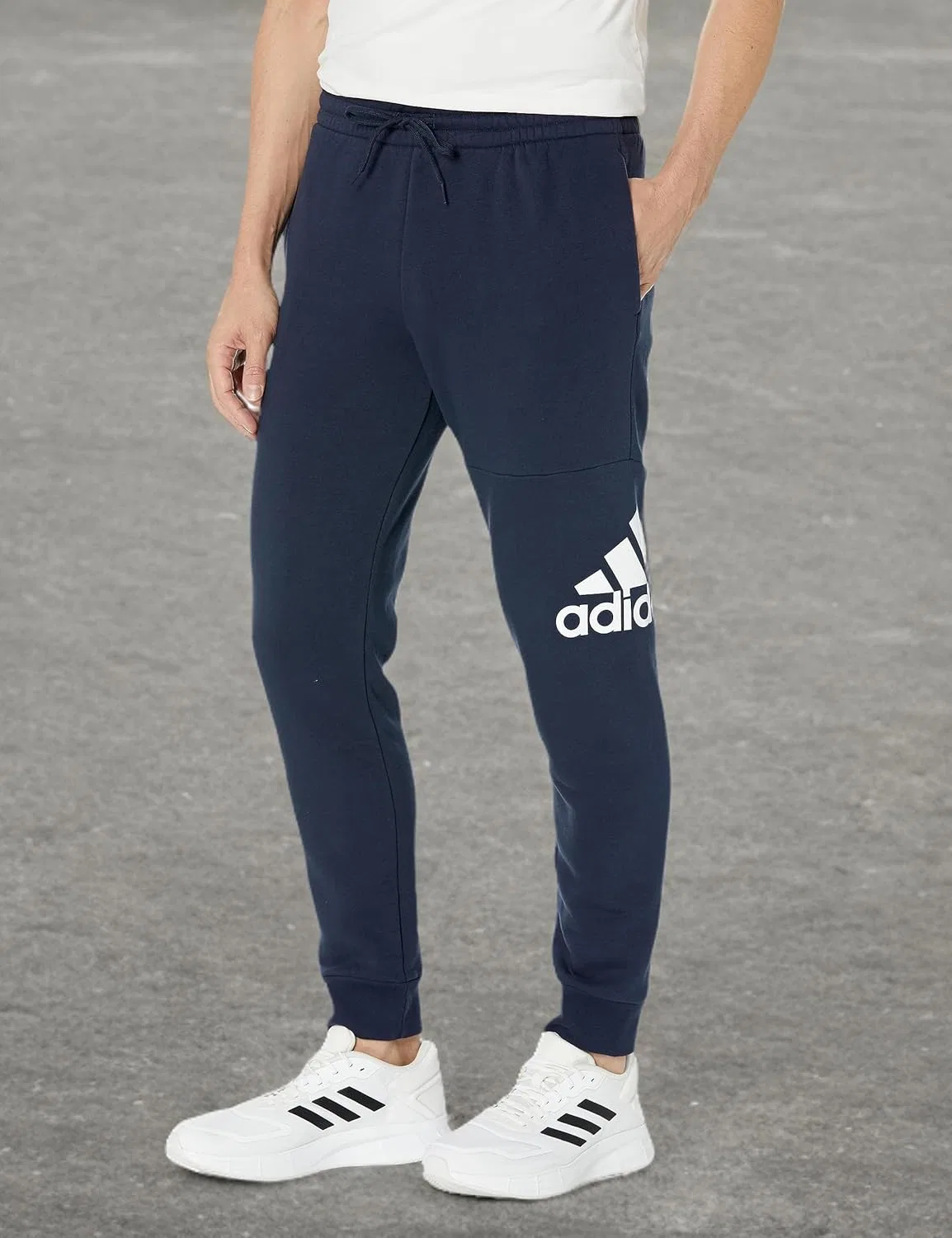 Мужские флисовые брюки adidas Essentials с зауженными манжетами и большим логотипом — фото 3