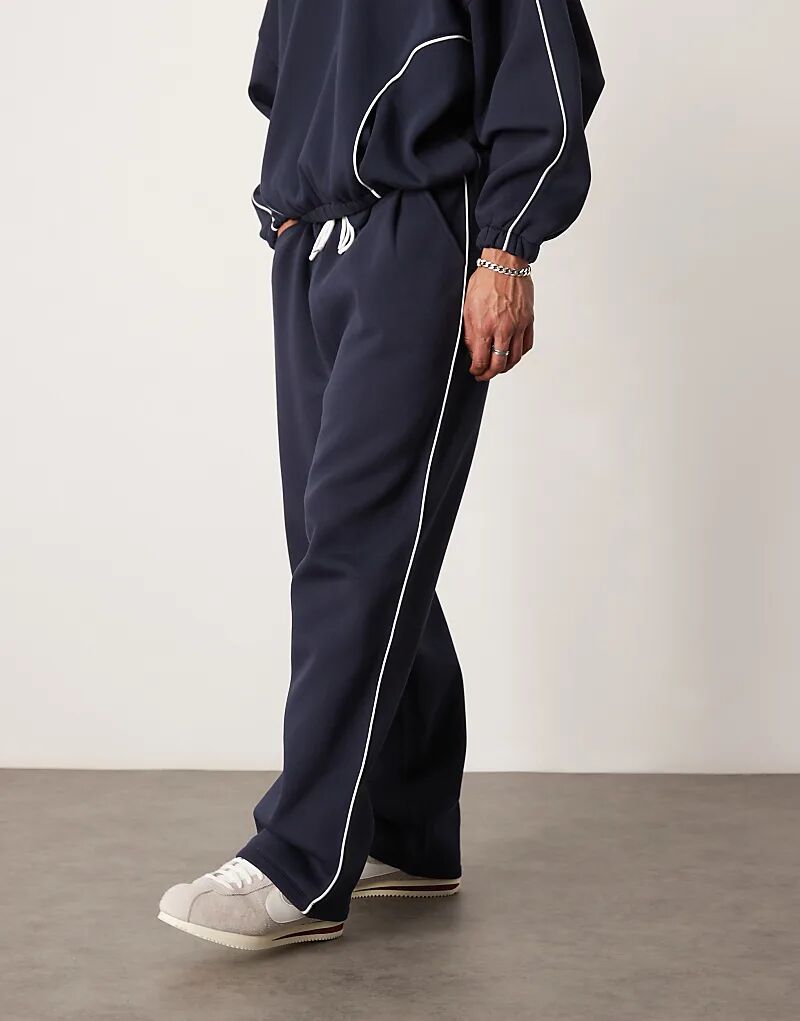 

Свободные спортивные брюки ASOS DESIGN с боковыми вставками темно-синего цвета — часть комплекта