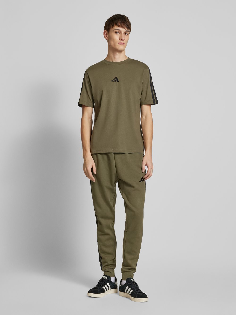 

Футболка с вышитым логотипом ADIDAS SPORTSWEAR, оливковый