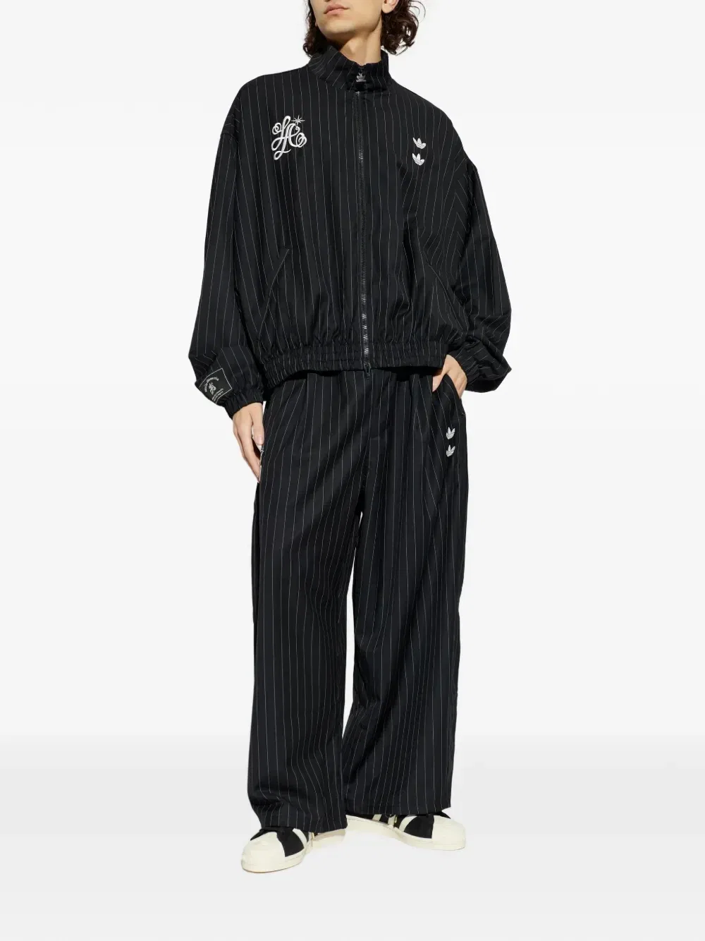 Брюки Chavarria широкого кроя в полоску adidas, черный — фото 2