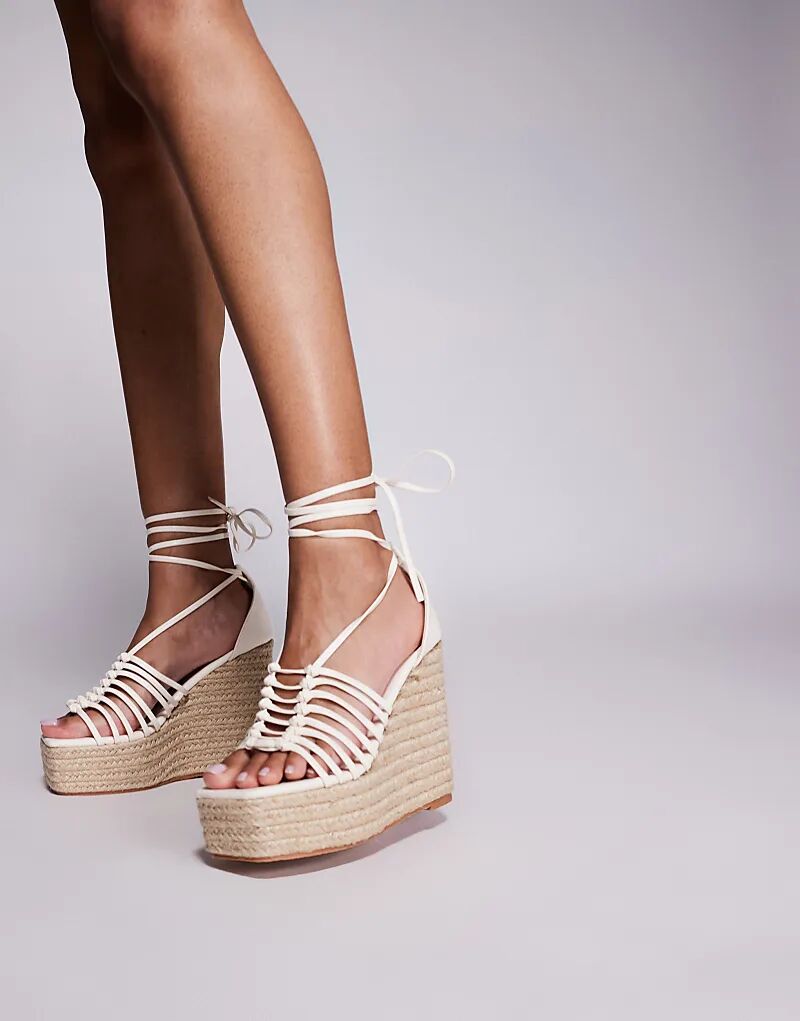 Туфли Public Desire Wide Fit Reece из искусственной кожи с широким ремешком, на танкетке, с узлом на ремне и шнуровкой из рафии, в цвете экрю.