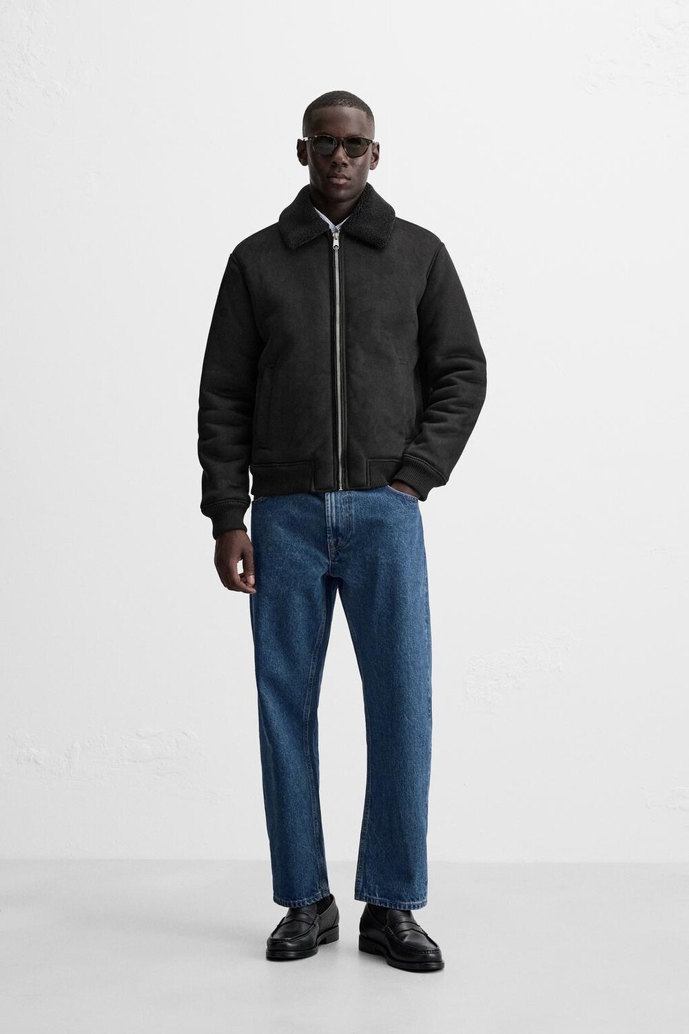 

Контрастная куртка из искусственной замши ZARA, черный