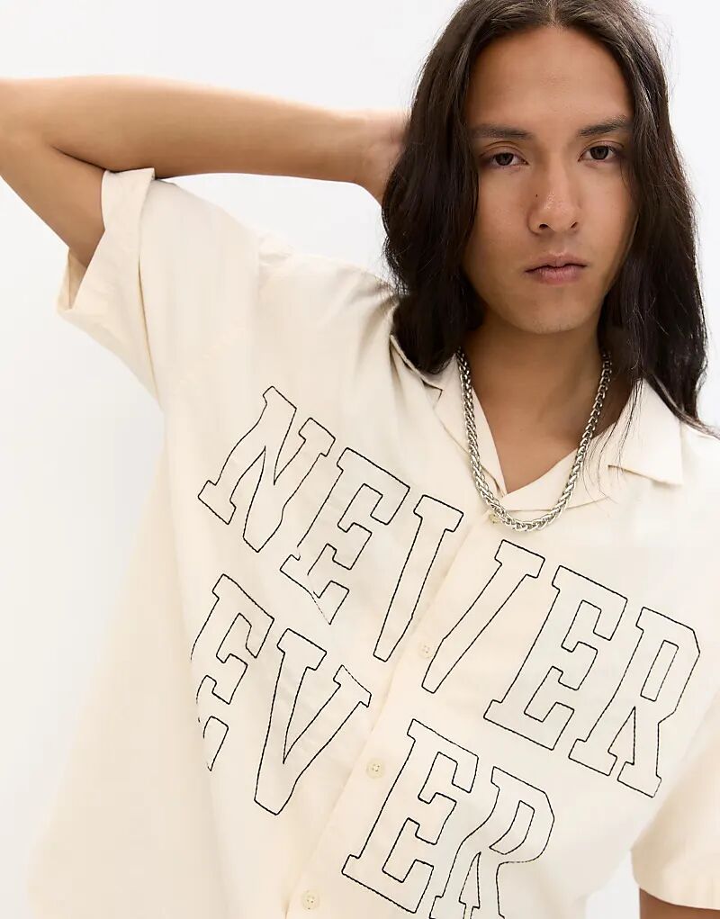 

Рубашка Pull&Bear с короткими рукавами и вышитым слоганом в кремово-белом цвете