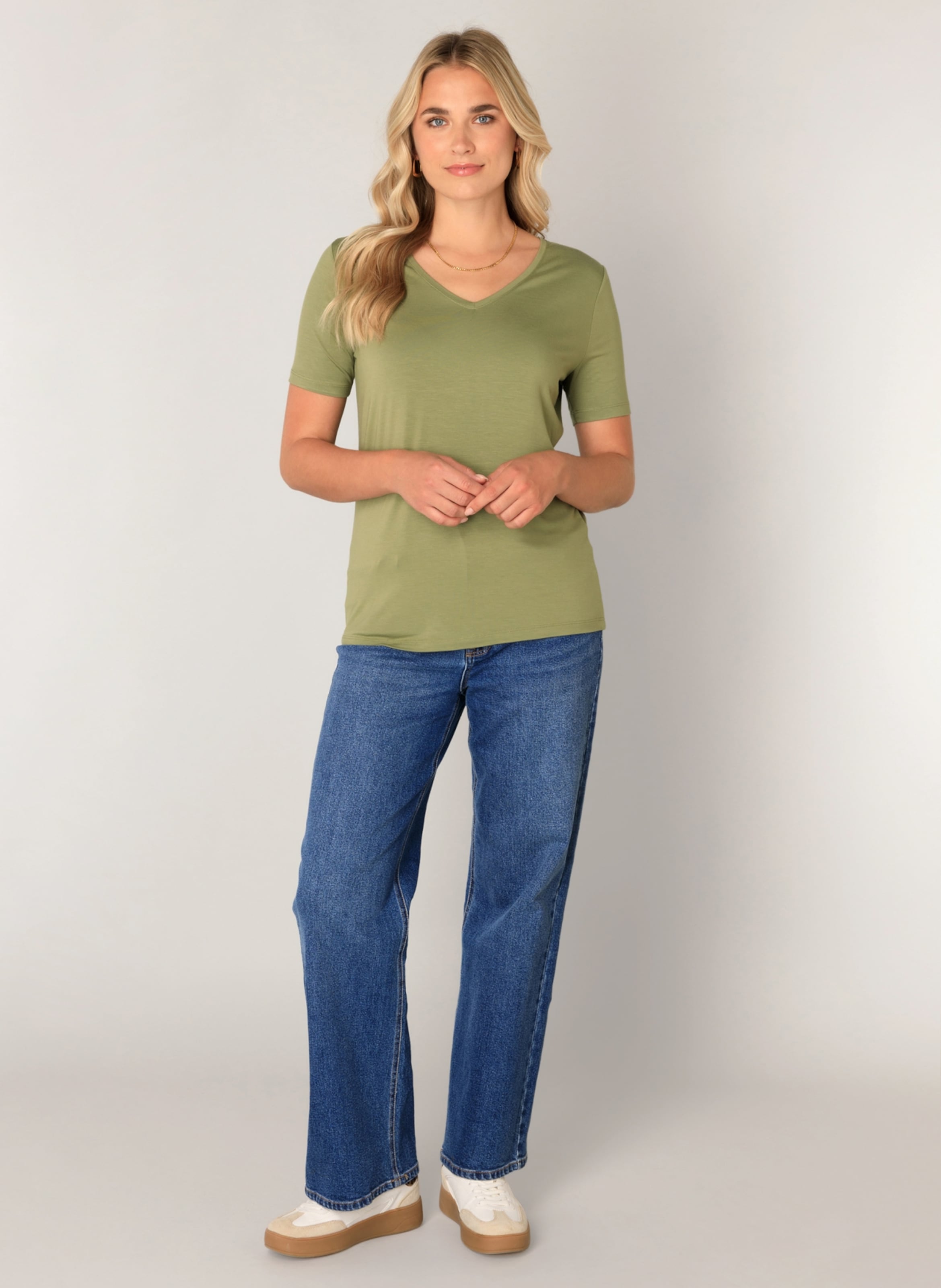 

BASE LEVEL Футболка в зеленом цвете