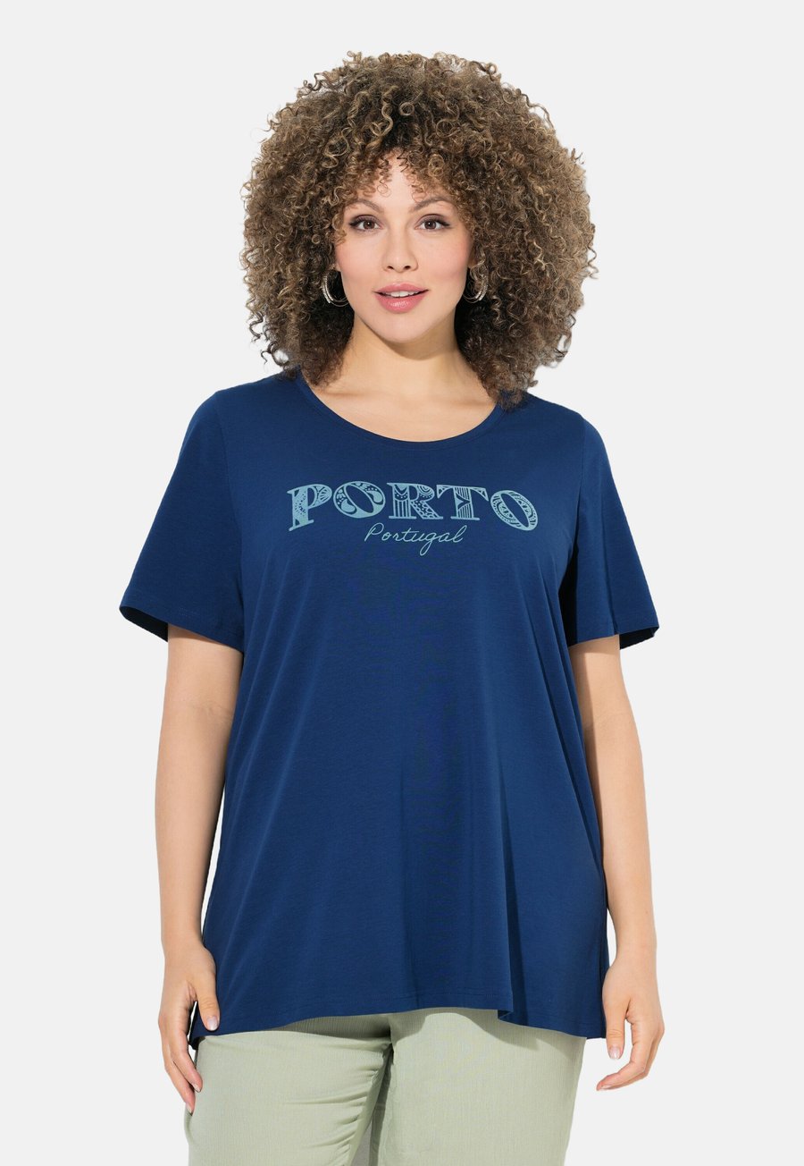 

Футболка Ulla Popken PORTO FLOCKED LETTERING SHORT SLEEVE TEE, Dark Blue, Синий, Футболка Ulla Popken PORTO FLOCKED LETTERING SHORT SLEEVE TEE, Dark Blue