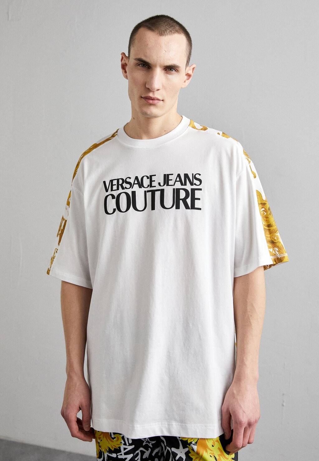 

Футболка с принтом Logo Versace Jeans Couture, цвет white/gold-coloured
