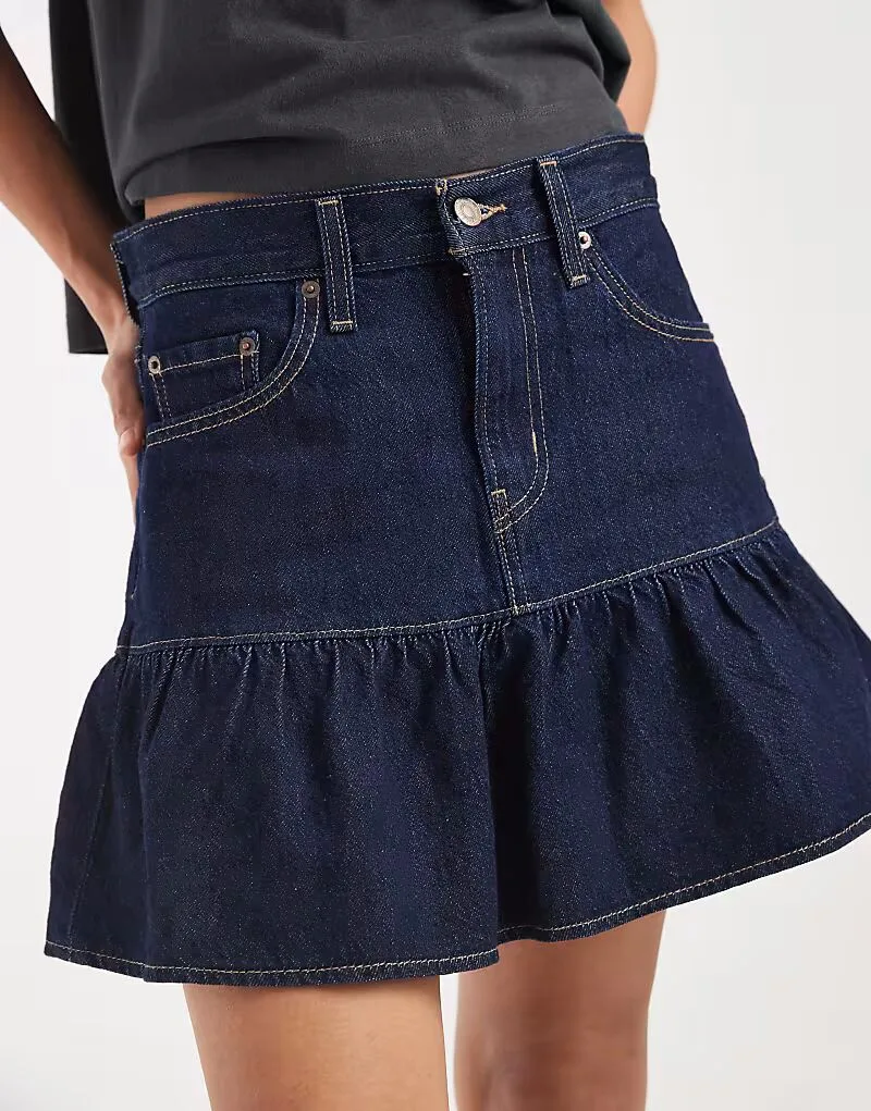 Джинсовая мини-юбка Levi's с оборками, выцветший черный цвет — фото 3