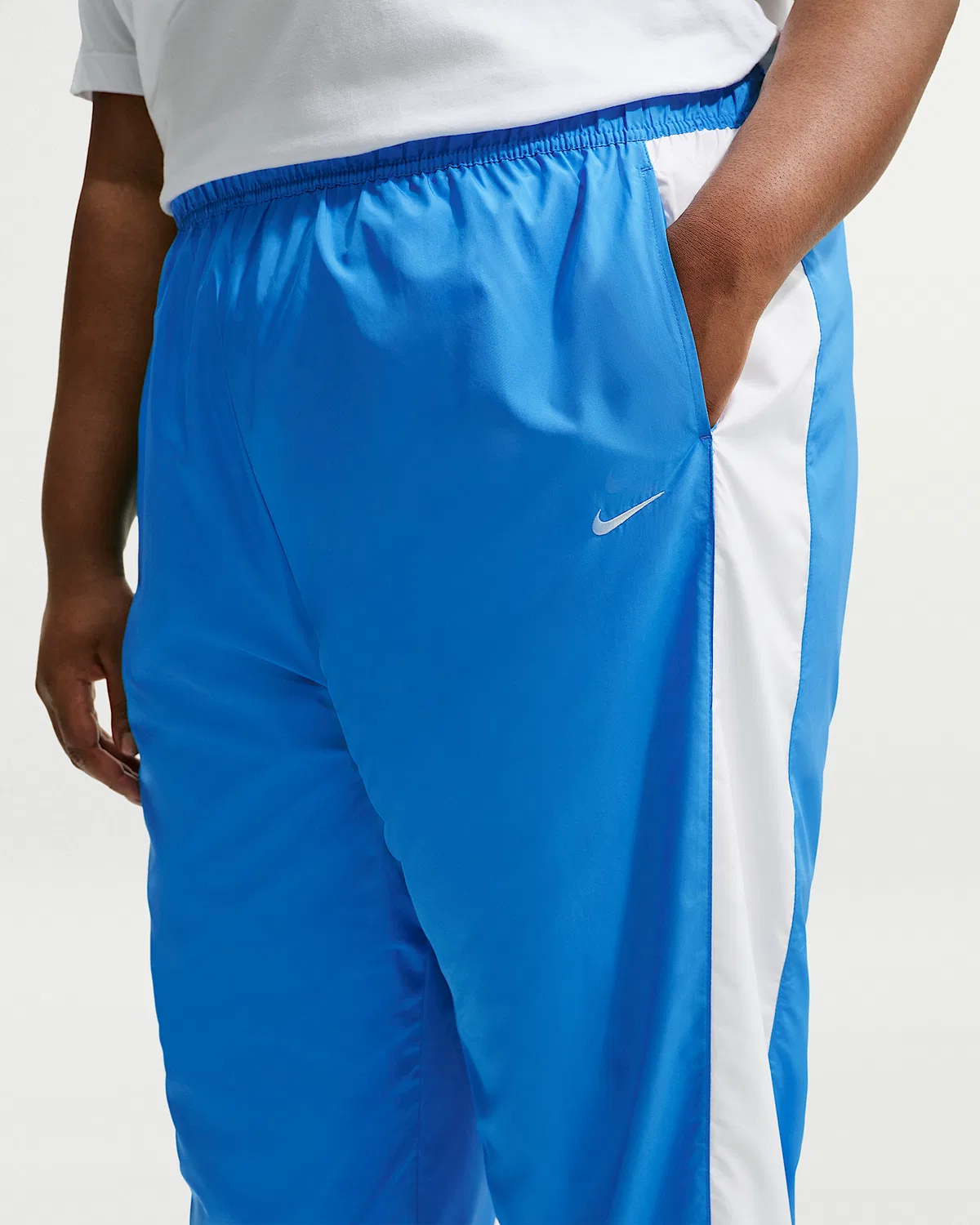 Женские свободные джоггеры Nike Sportswear Classic Wovens со средней посадкой и защитой от УФ-лучей (плюс сайз), Light Photo Blue/White/Sail — фото 2