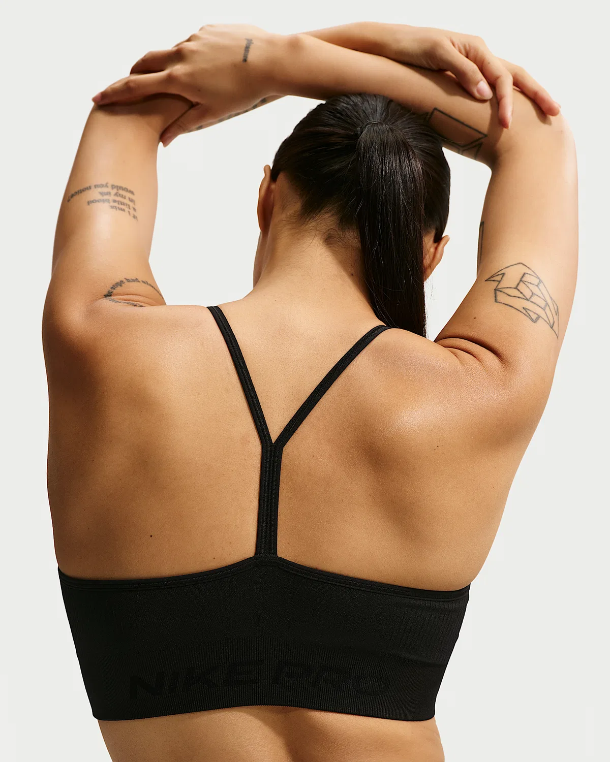 Женский спортивный бюстгальтер Nike Pro Seamless с легкой поддержкой и чашками, Black — фото 2