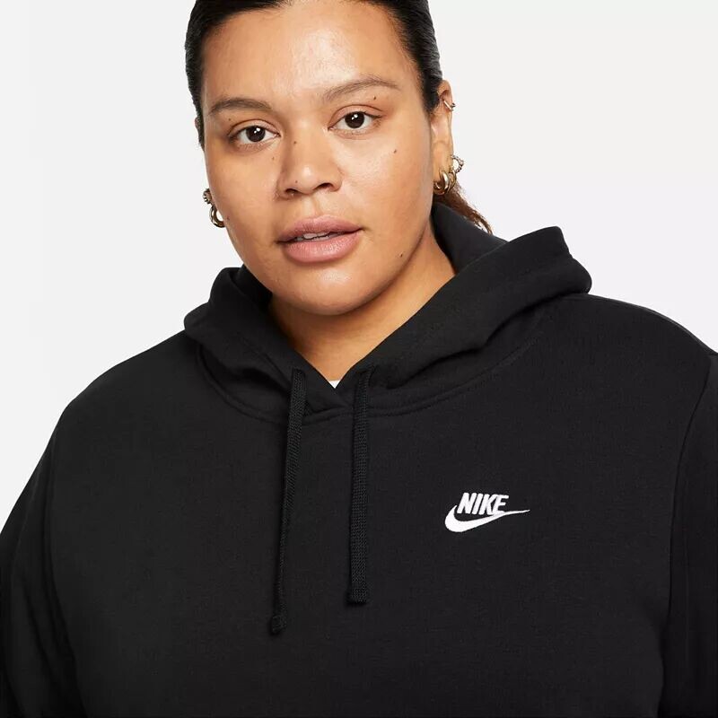 Женский флисовый пуловер с капюшоном Nike Sportswear Club (большие размеры), черный — фото 4